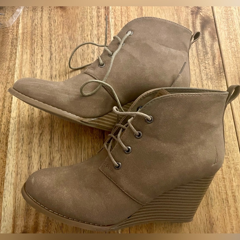 Nautica Women's Tan Wedge Ankle Boots size 8.5
